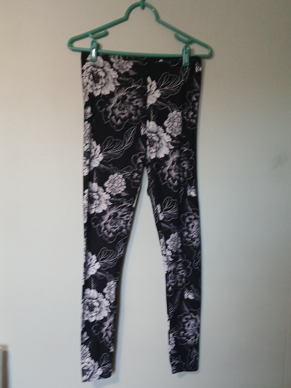 Streetwear Society Black & White Floral Pants Size L